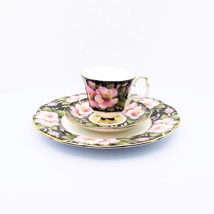 Royal Albert servizio 12 tazzine da caffè + 12 piatti da dolce Alberta Rose porcellana Bone China finiture oro A/0521 - Gioielleria Capodagli